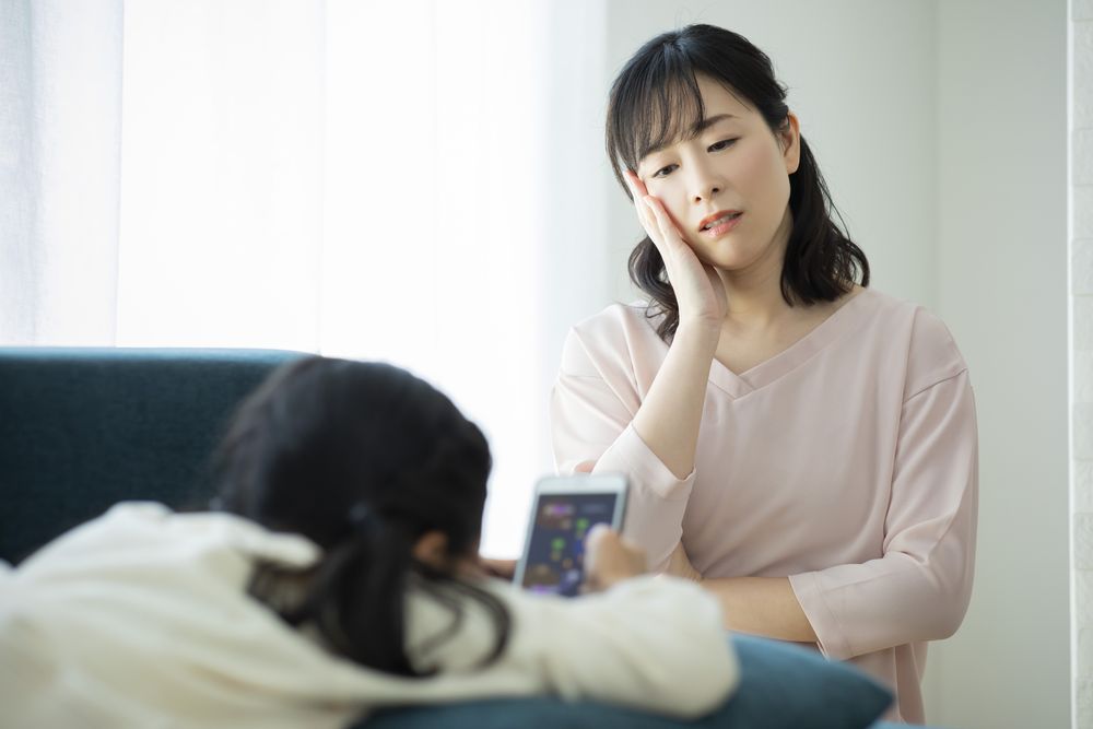 お子さんのことで悩むお母さん
